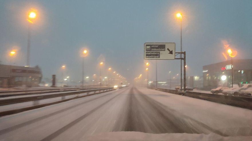 La nieve fuerza el uso de cadenas y la prohibición de camiones en Pajares y la autopista León-Asturias