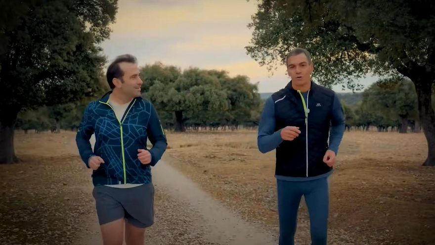 Sánchez sale a correr con Carlos Cuerpo en un nuevo anuncio electoral.