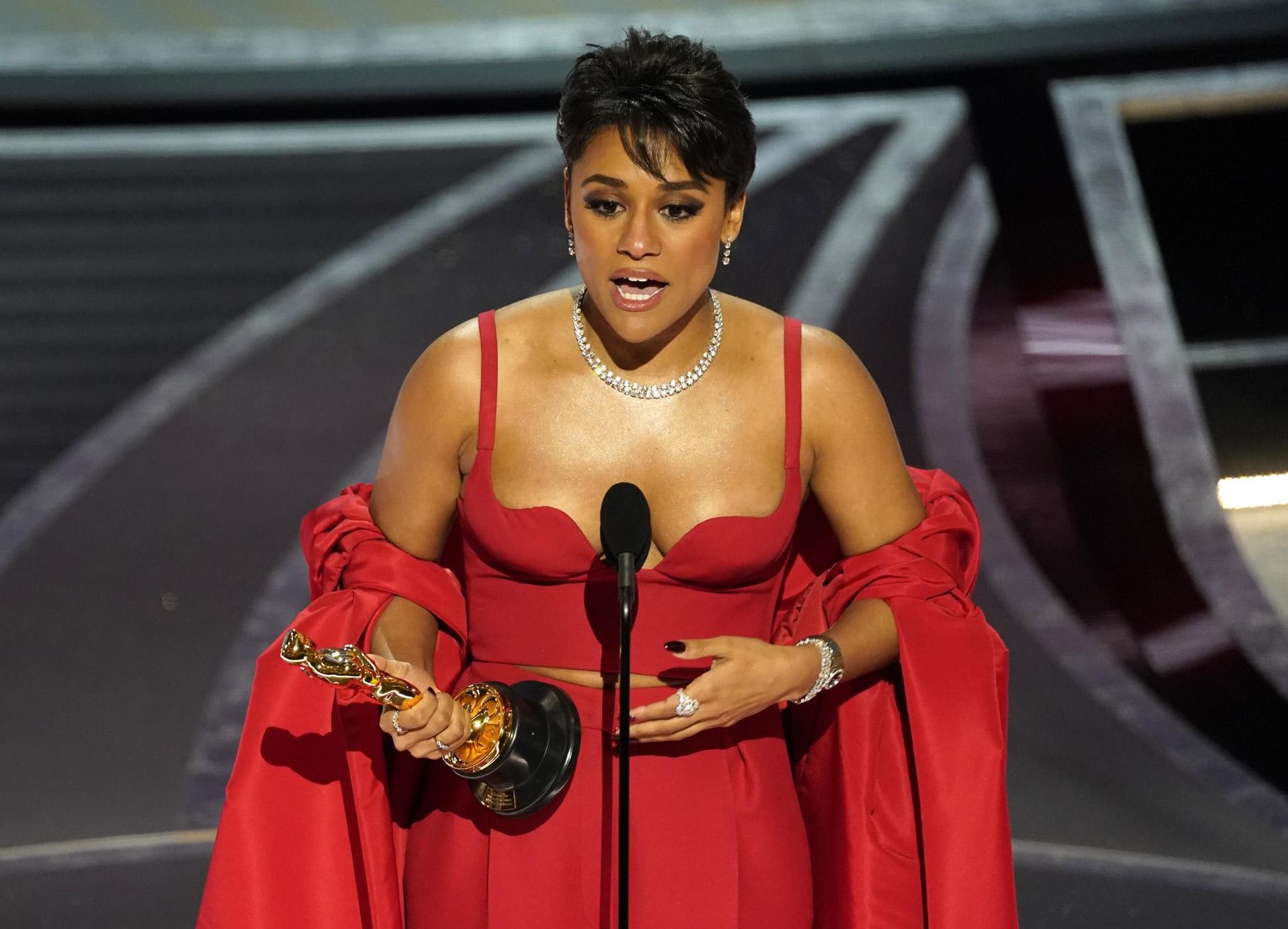 Ariana DeBose gana el Oscar a Mejor actriz de reparto por 'West Side Story'. Ha celebrado su premio como mujer abiertamente 'queer' y afrolatina.
