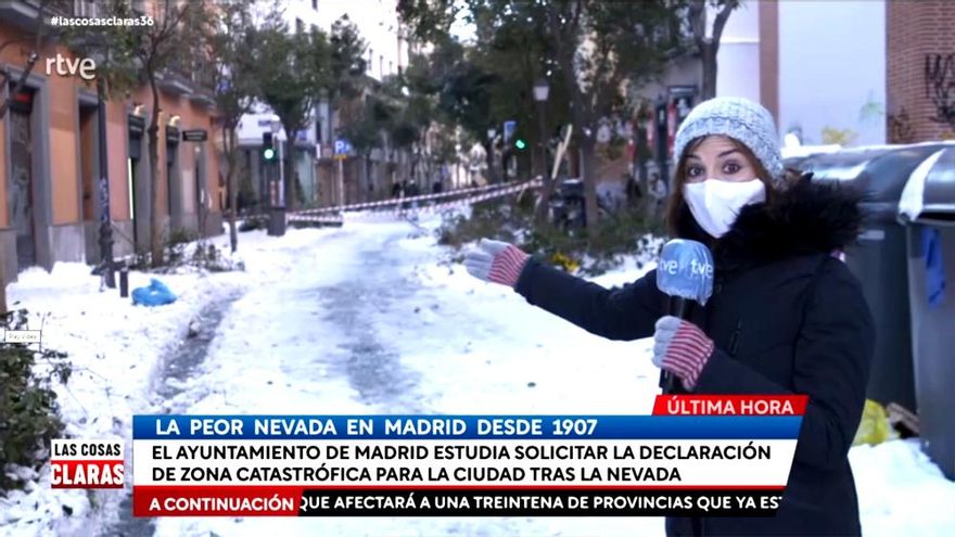 Un desprendimiento de nieve sorprende a una reportera mientras explica el peligro: "Lo que les estaba contando"