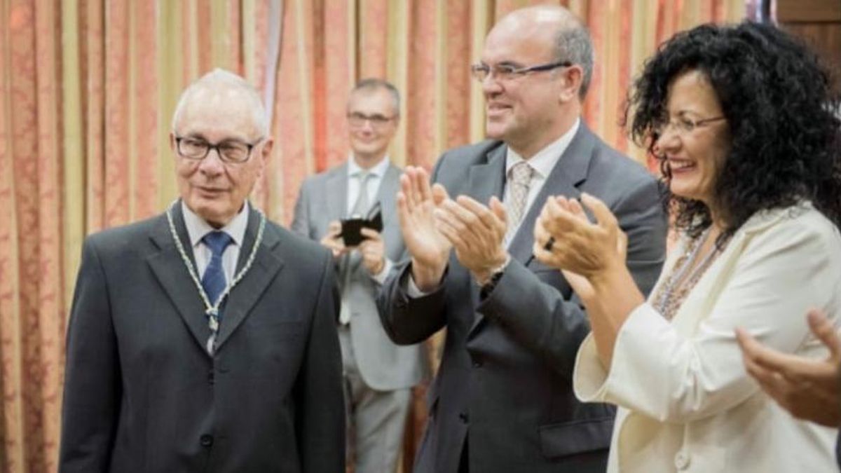 En junio de 2015 el Cabildo le concedió la Medalla al Mérito Ciudadano.