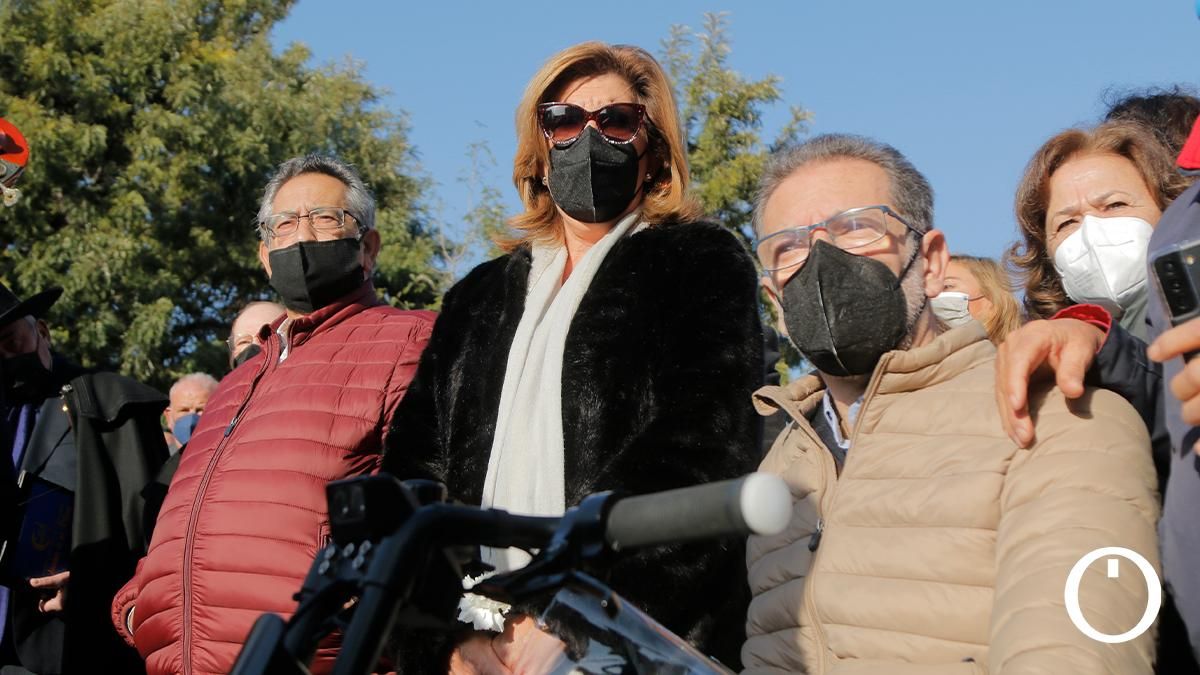 Ofrenda floral en recuerdo de María de los Ángeles García y María Soledad Muñoz