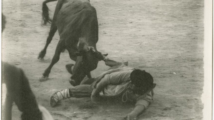 Un blusa, zarandeado por una vaquilla, en la década de 1960