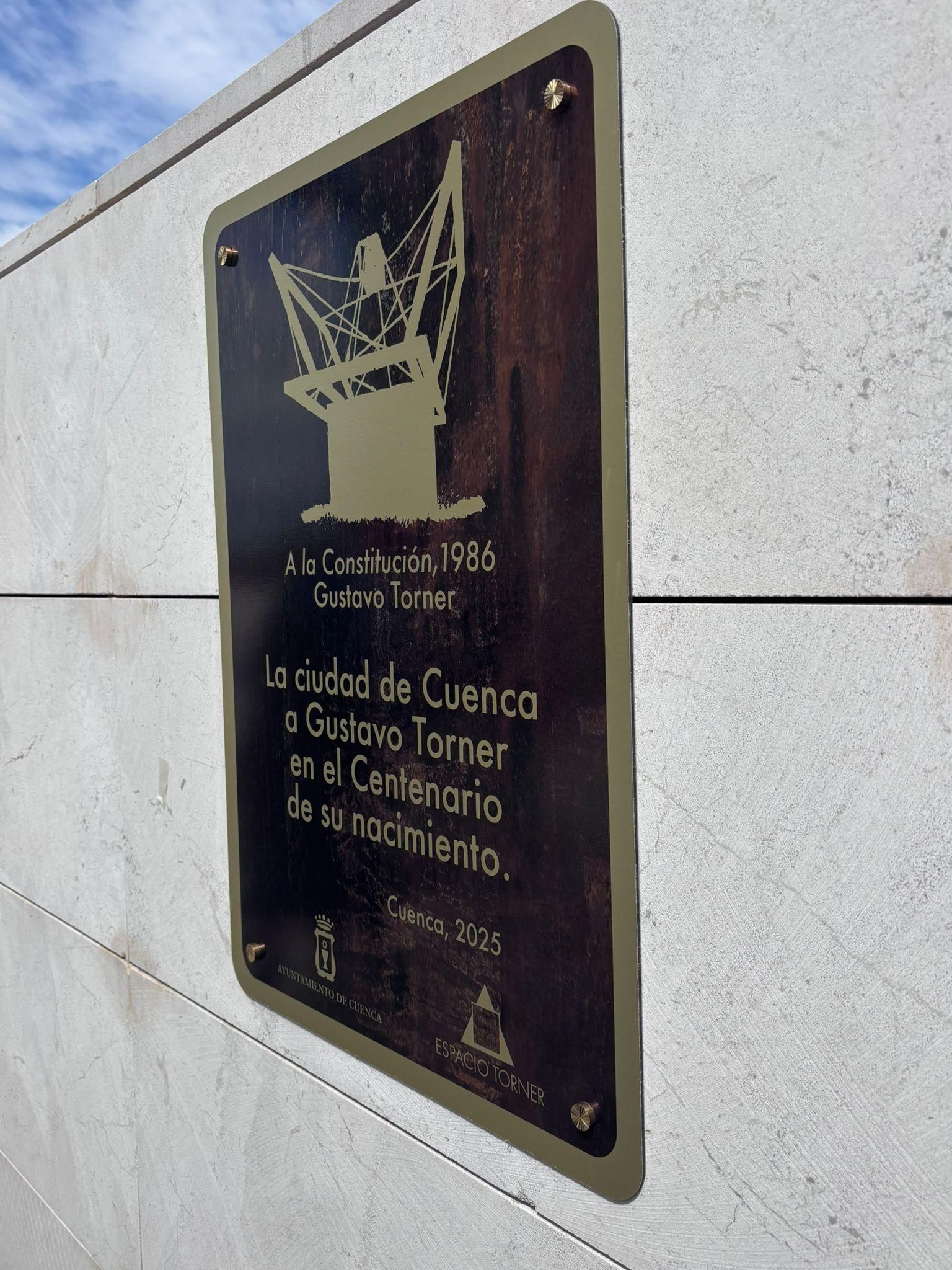 Placa puesta en la Plaza de Mangana en Cuenca por el centenario del nacimiento de Gustavo Torner.