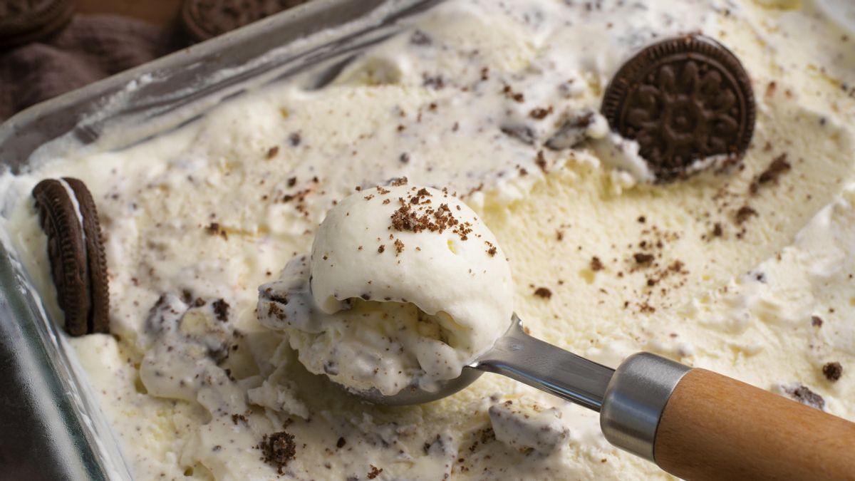 Helado artesano con galletas