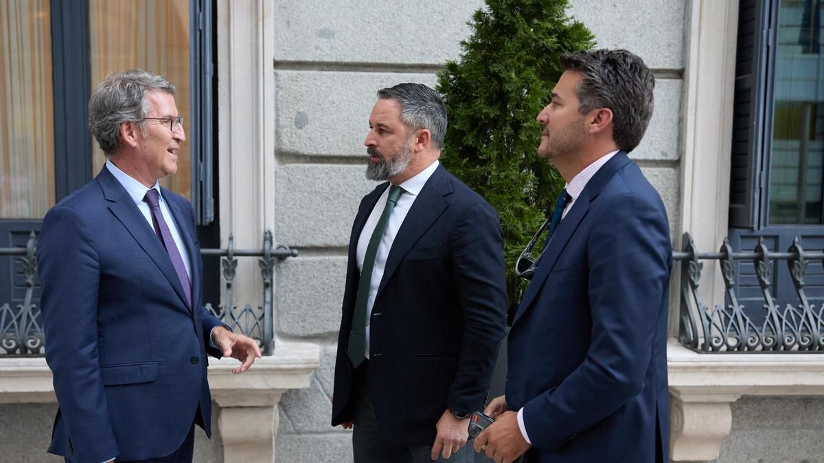 Alberto Núñez Feijóo conversa con Santiago Abascal a la salida de una sesión plenaria en la Cámara Baja.