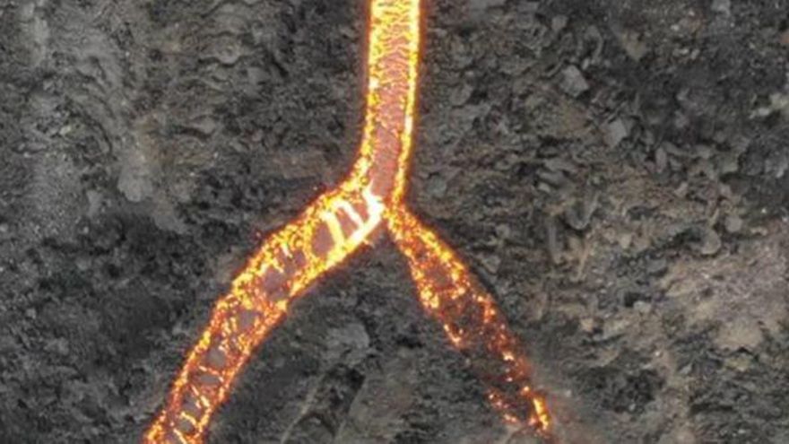 Un dron capta el remanente de lava de un tubo volcánico aún activo en La Palma