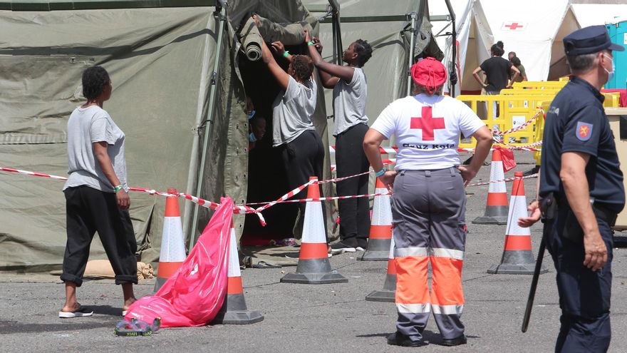 Mujeres llegadas en patera en las tiendas de campañas de Cruz Roja en el muelle de Arguineguín. (ALEJANDRO RAMOS)