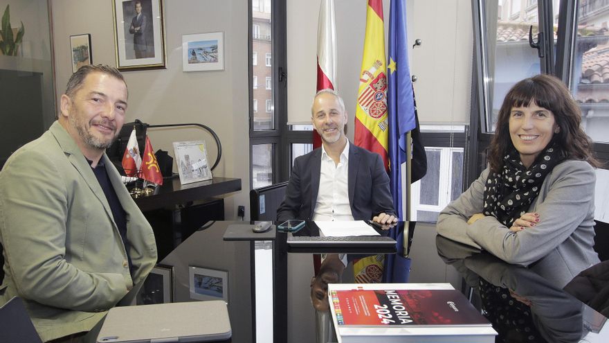 El consejero de Educación, Formación Profesional y Universidades, Sergio Silva, se reúne con el director del Capricho de Gaudí.