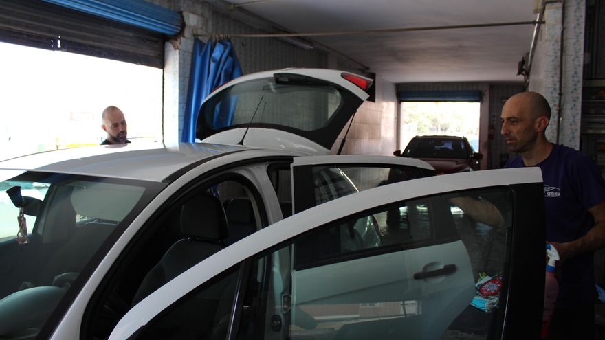 Juan y Diego Manuel, trabajando en su lavadero de coches de Jacinto Benavente en  el barrio de San Ginés en Cartagena | A. G. S.