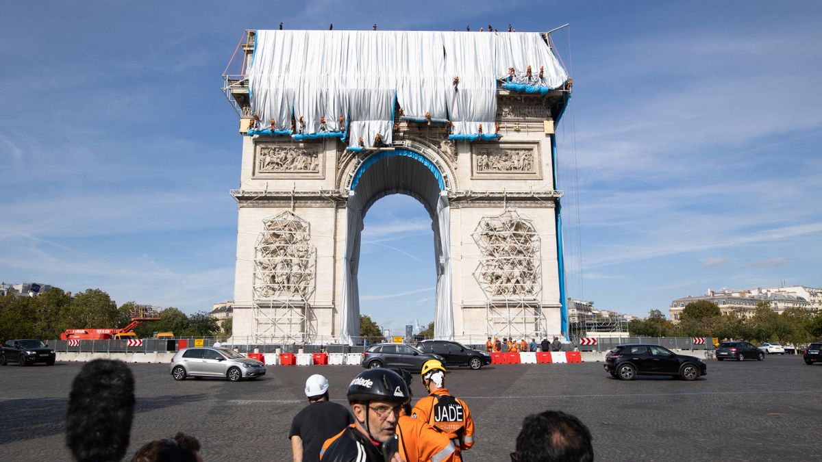Proceso de montaje de la obra de Christo en la parte exterior del Arco del Triunfo
