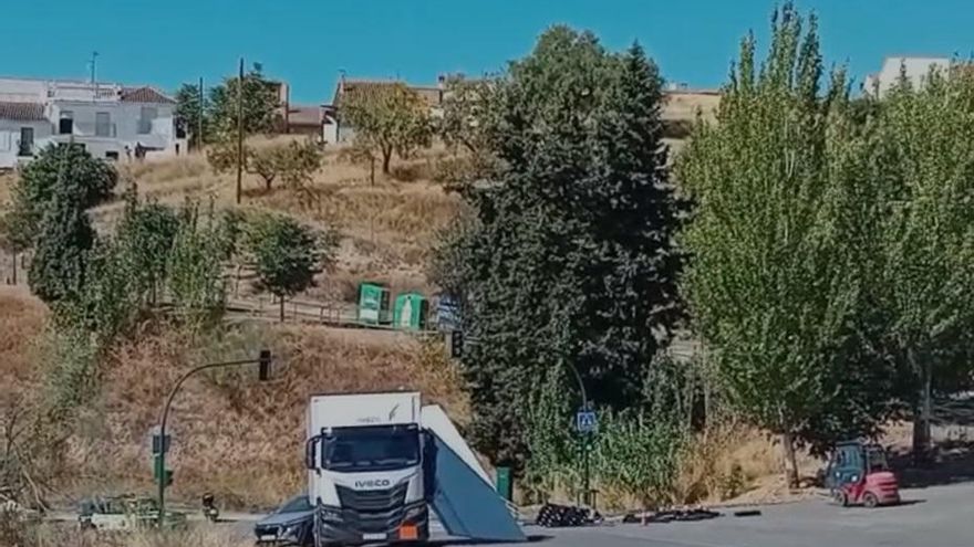 El vuelco de un camión con granadas de mortero obliga a cortar una carretera de Granada y activar la preemergencia