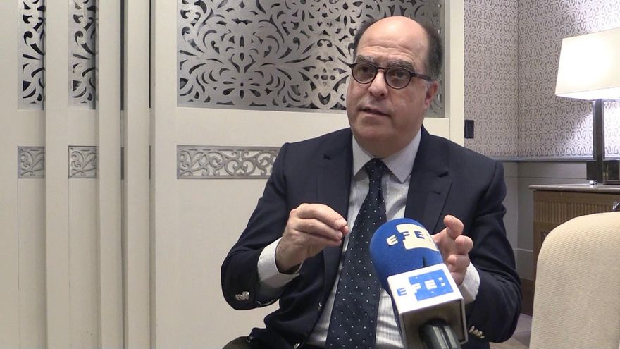 La oposición venezolana pide a varios países donar vacunas para los migrantes de su país