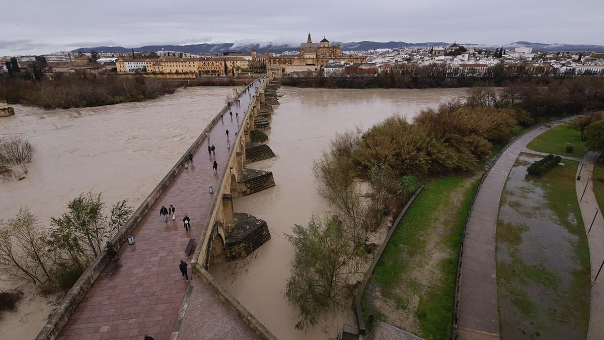 El río Guadalquivir ha superado el umbral naranja a su paso por Córdoba