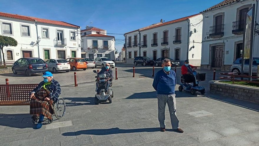 Cuatro usuarios de la residencia de Alcaracejos en un paseo fuera del centro un año después