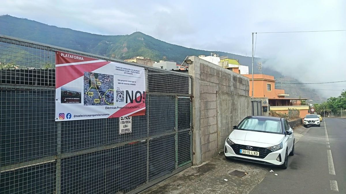 Otro cartel, muy cerca de donde se ejecutan ya movimientos de tierra para la instalación de la planta de gas.