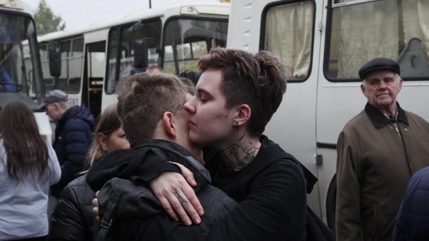 Hombres rusos movilizados se despiden de sus familiares en una oficina de reclutamiento. EFE/EPA/YURI KOCHETKOV