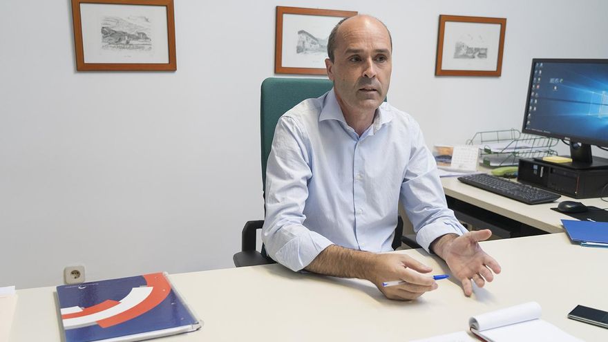 El diputado popular defiende la reforma fiscal del nuevo Gobierno del PP en Cantabria. JOAQUÍN GÓMEZ SASTRE