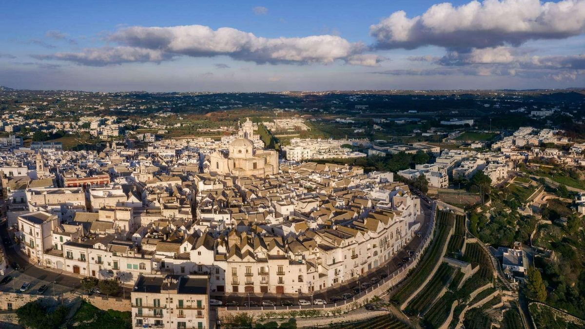 Rodeado de viñedos, este curioso y pequeño pueblo italiano tiene forma redonda, tal y como su nombre indica