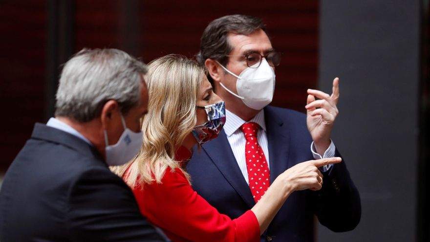 La vicepresidenta tercera y ministra de Trabajo y Economía Social, Yolanda Díaz conversa con el presidente de la CEOE, Antonio Garamendi (d), a su llegada a la entrega de la VII edición de los premios que concede la Confederación Española de la Pequeña y Mediana Empresa (Cepyme), este jueves, en el Museo Reina Sofía de Madrid. EFE/Emilio Naranjo POOL