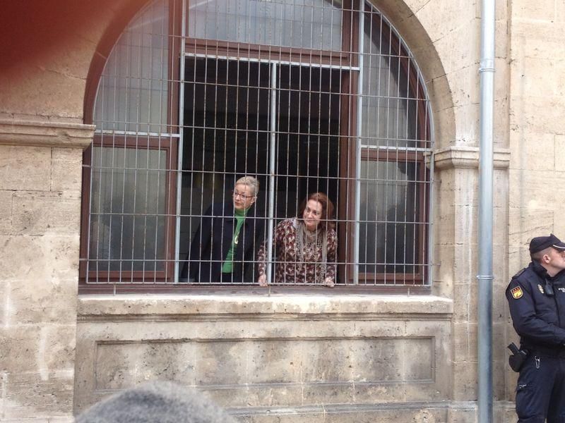 Los funcionarios del juzgado de guardia, expectantes ante la llegada de la infanta / P.A.