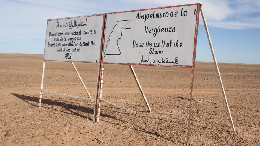 Cartel situado a varios cientos de metros del "Muro de la vergüenza" en el desierto del Sáhara