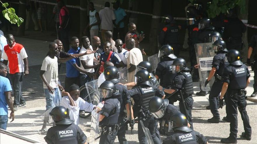Los sindicatos de Mossos exigen una investigación por la orden de no detener a los manteros