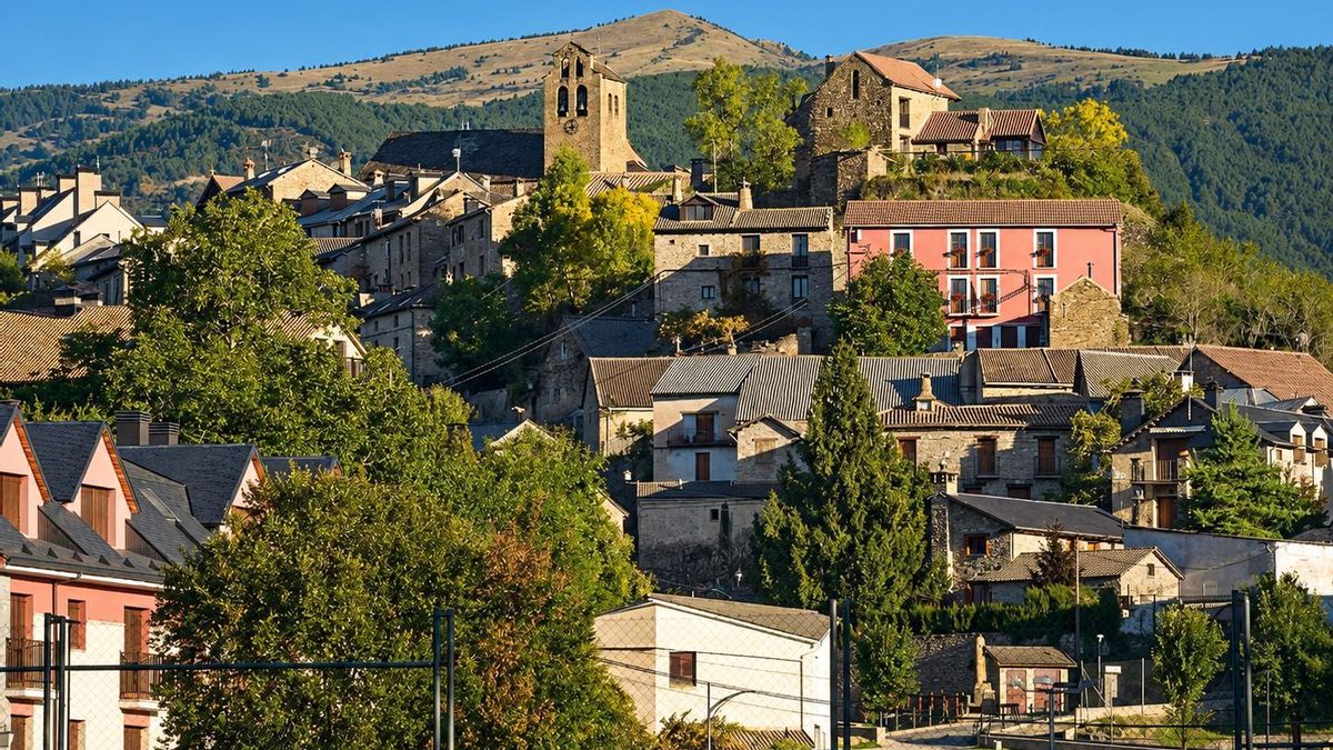 El pueblo del Pirineo aragonés conocido como "el de las cien reliquias" y ligado al Camino de Santiago