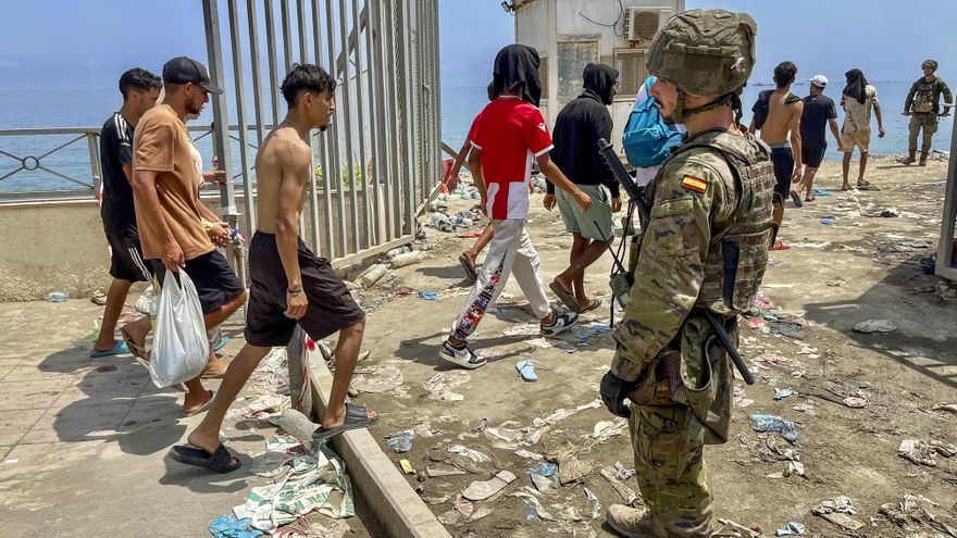 Un gran número de inmigrantes regresan a pie a su país de origen (Marruecos), este viernes. El número de cadáveres encontrados en las últimas horas en la costa de la ciudad española de Ceuta tras la entrada masiva de personas procedentes de Marruecos asciende ya a 43, informaron a EFE fuentes policiales. Las fuerzas de seguridad y los servicios de emergencia siguen localizando algunos cuerpos de las miles de personas, sobre todo marroquíes y argelinos, que se lanzaron al mar desde las costas marroquíes de Castillejos para intentar alcanzar la costa ceutí a nado en los últimos días; y no se descarta que la cifra continúe aumentando. EFE/Reduan Dris
