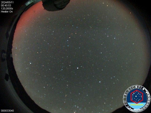 Las aurorales boreales (en la parte superior izquierda) captadas por las cámaras del cielo del Gran Telescopio Canarias (Grantecan), situado en el Observatorio del Roque de Los Muchachos (Villa de Garafía), en la noche del viernes al sábado.