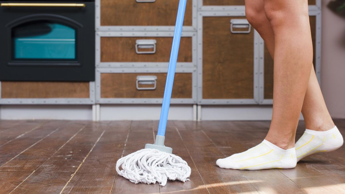 Sin lejía ni amoniaco: el truco infalible para limpiar la fregona y dejarla como nueva
