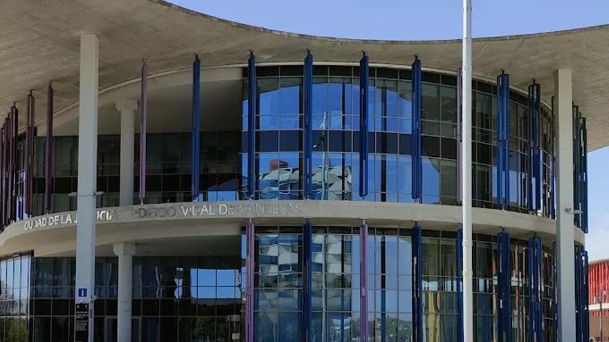 Un maltratador se cambia de sexo en el registro y la jueza decide suspender el juicio contra él en Zaragoza