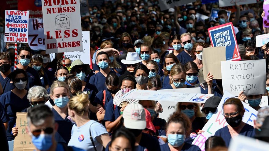 Enfermeras sostienen pancartas durante una huelga de enfermeras fuera de la Casa del Parlamento de Nueva Gales del Sur en Sydney.