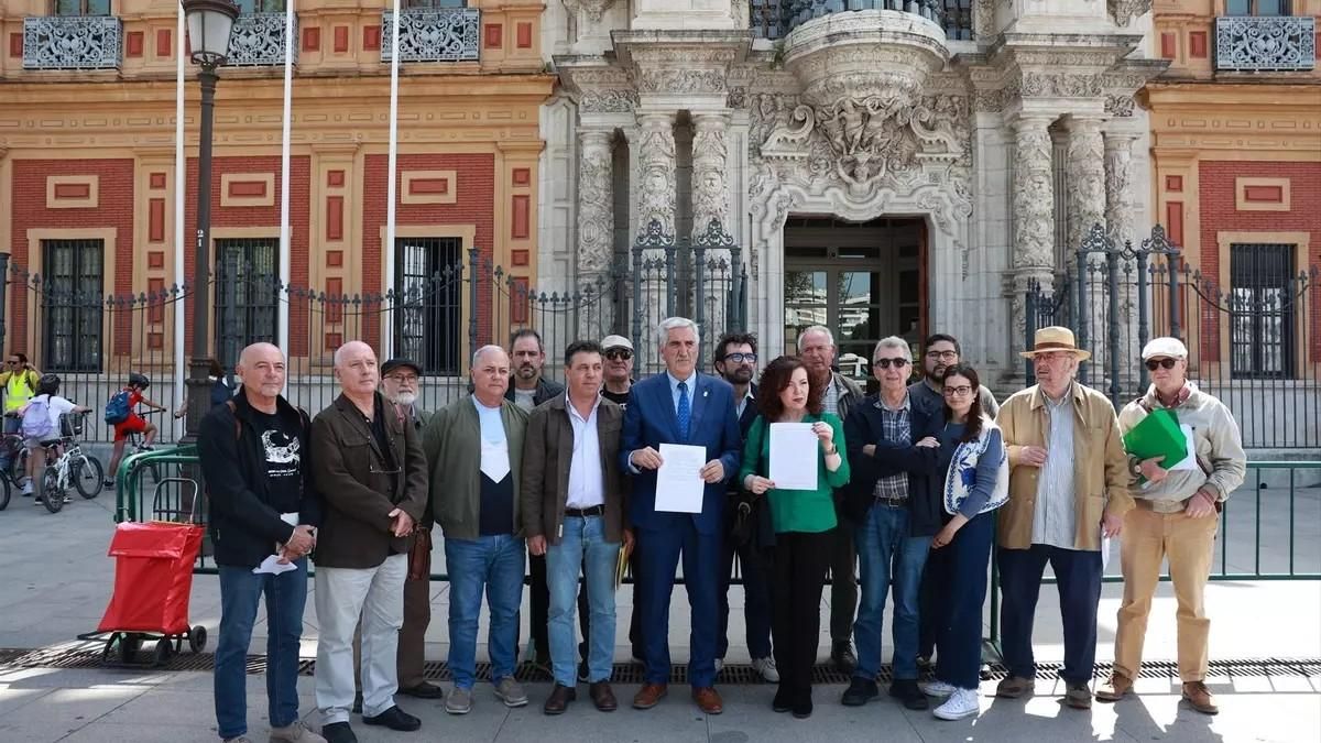 Representantes de alcaldes, científicos, empresarios, pescadores y agricultores, ante San Telmo.
