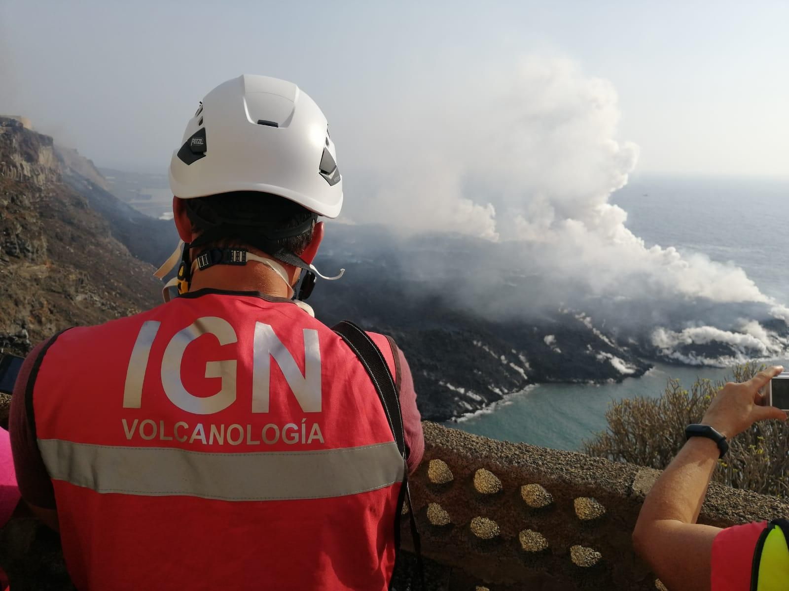 Técnicos del IGN observan la fajana que la lava  del nuevo volcán está formando en la costa de Tazacorte, a la altura de la Playa de Los Guierres.