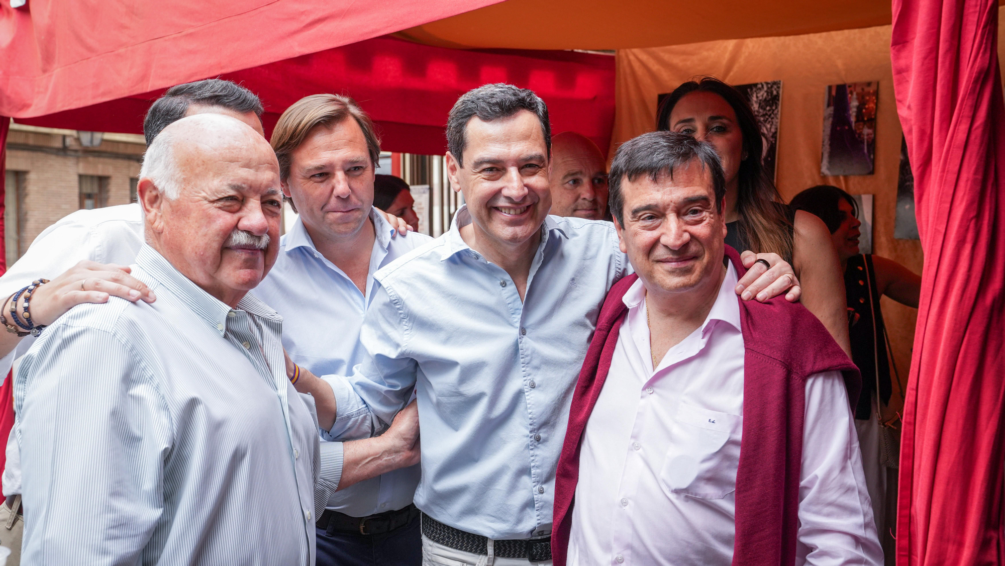 Juanma Moreno visita las Cruces de Mayo