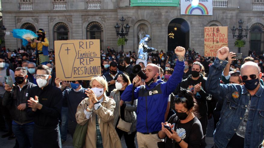 Cientos de restauradores de Barcelona protestan contra el cierre del sector: "Queremos trabajar"