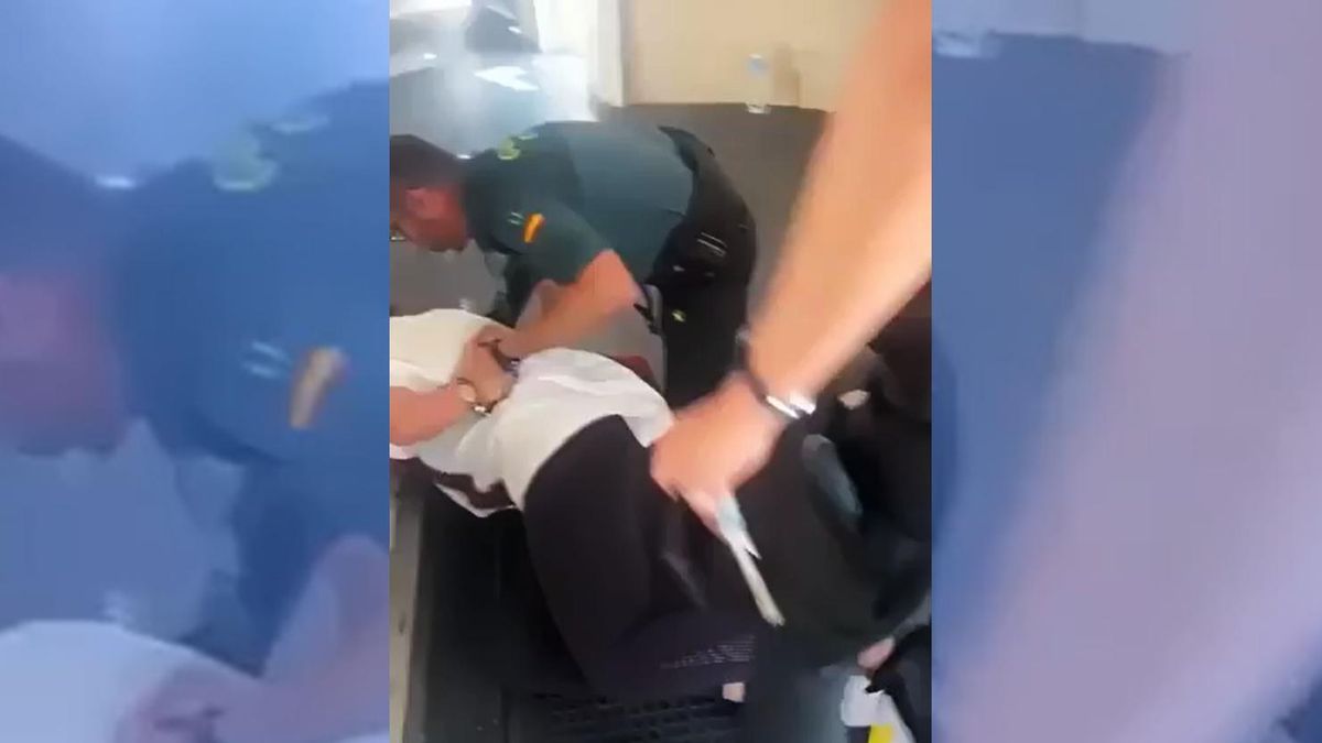 Momento en que la directora del coro es reducida por la Guardia Civil