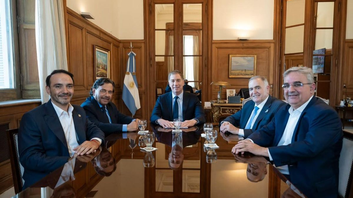 Santilli recibió conjuntamente a Raúl Jalil, de Catamarca; Juan Pablo Valdés, de Corrientes; Gustavo Sáenz, de Salta; y Osvaldo Jaldo, de Tucumán.