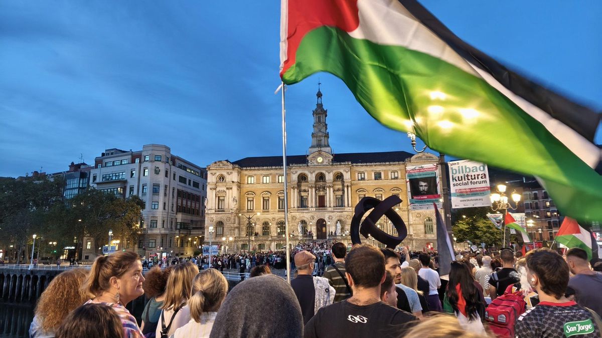 Manifestantes a favor de Palestina a la llegada al Ayuntamiento de Bilbao
