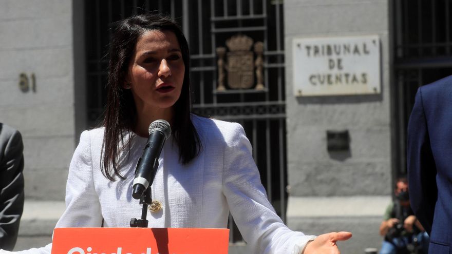La presidenta de Ciudadanos, Inés Arrimadas tras presentar una denuncia en el Tribunal de Cuentas por el caso Plus Ultra, este lunes en Madrid. EFE/Fernando Alvarado