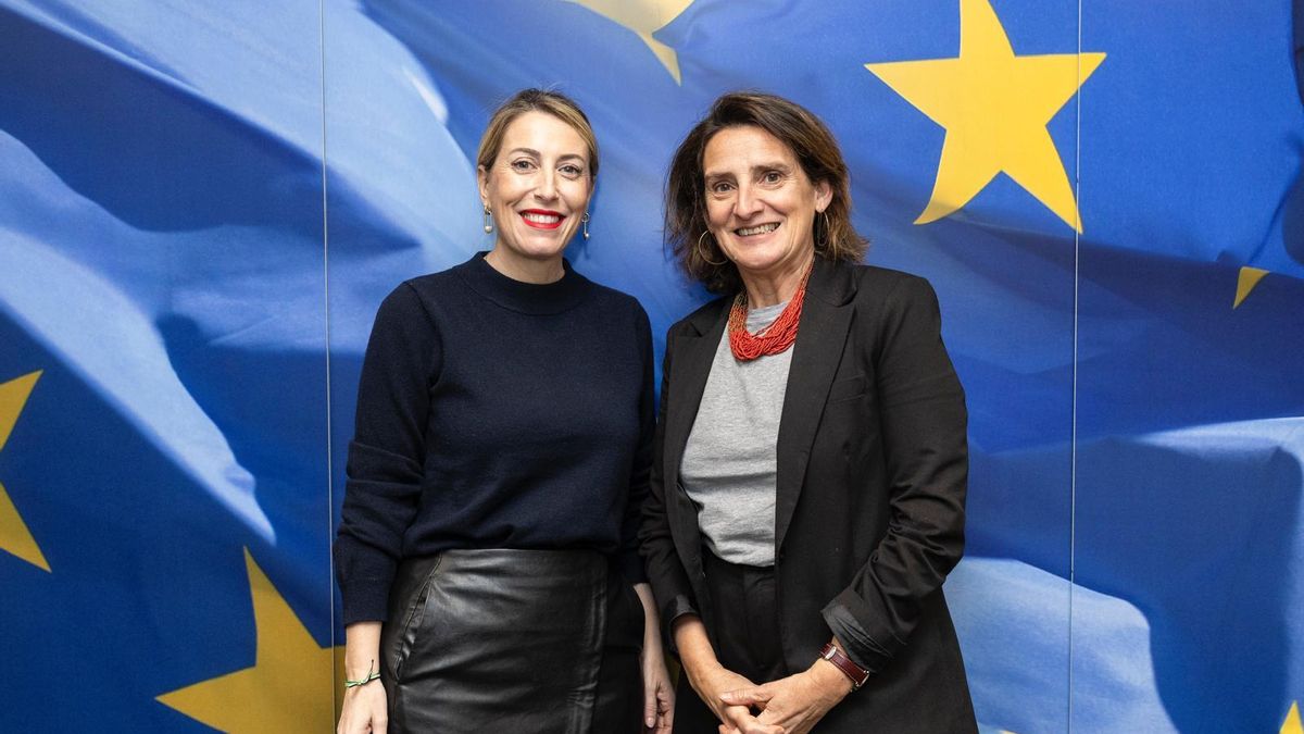 María Guardiola y Teresa Ribera (derecha) antes de la reunión que tuvieron en Bruselas el pasado mes de febrero