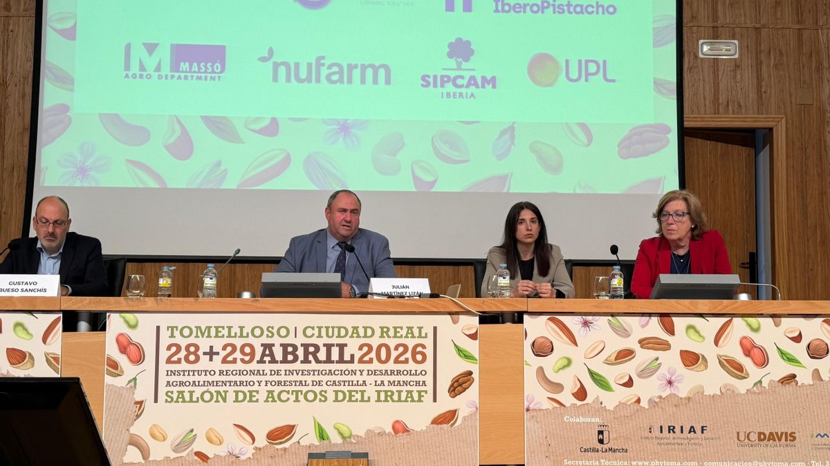 El consejero en el encuentro celebrado en Tomelloso