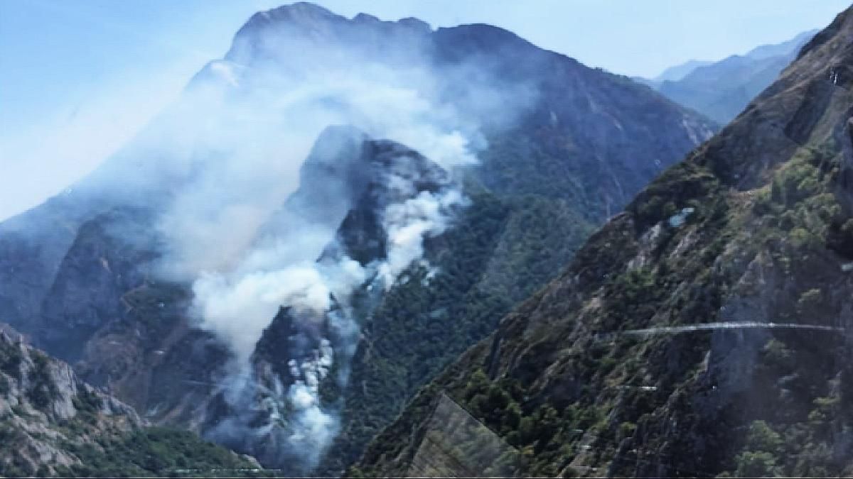 Cortada la N-625 en Picos al subir a nivel 1 el incendio de Ribota de Sajambre por el humo en la carretera