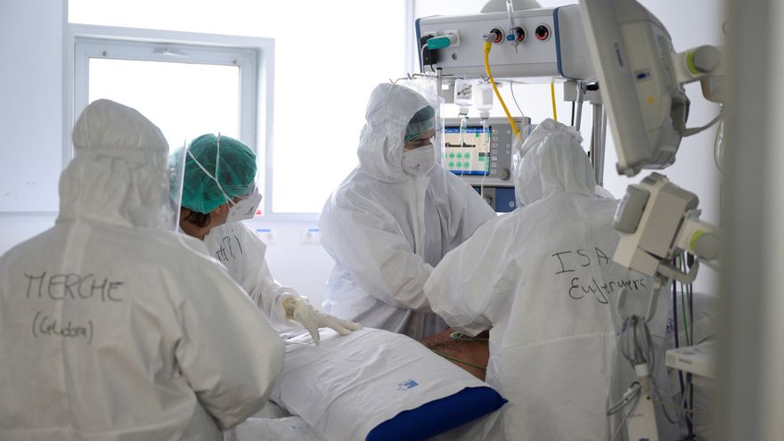Personal sanitario del Hospital Universitario Marqués de Valdecilla de Santander atiende a enfermos con coronavirus en una de las UCI-Covid del hospital cántabro. EFE/Pedro Puente Hoyos/Archivo