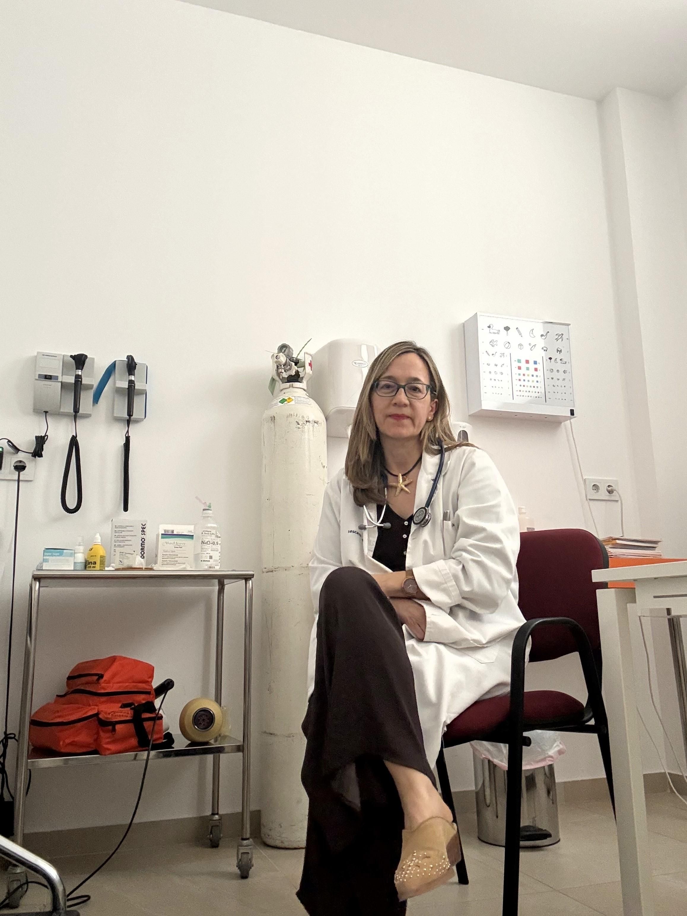La doctora Hernández ocupa ahora el puesto que estrenó la doctora Criado hace un siglo