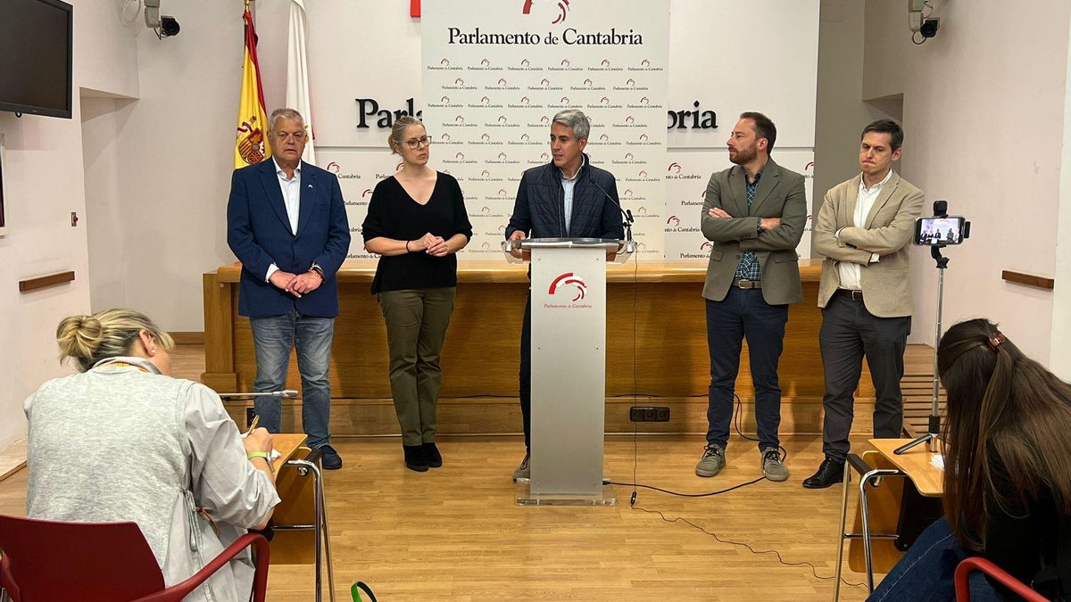 Pablo Zuloaga durante la rueda de prensa del Grupo Parlamentario Socialista