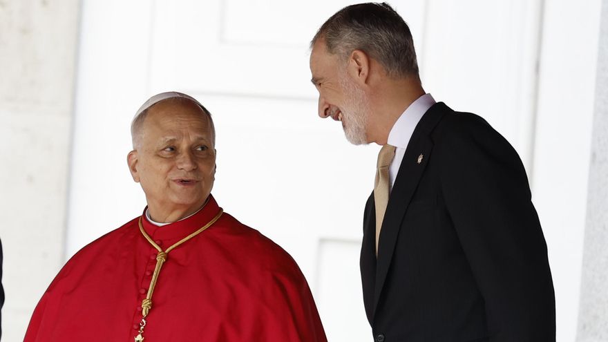 El rey Felipe VI conversa con el l papa León XIV en la Plaza de la Armería del Palacio Real.