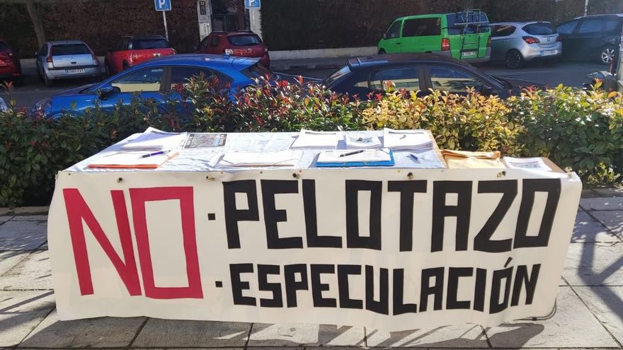 Cacerolada y 4.500 firmas contra el "pelotazo" en la Ermita del Santo mientras Fuentes reduce a "650 personas" la oposición al proyecto