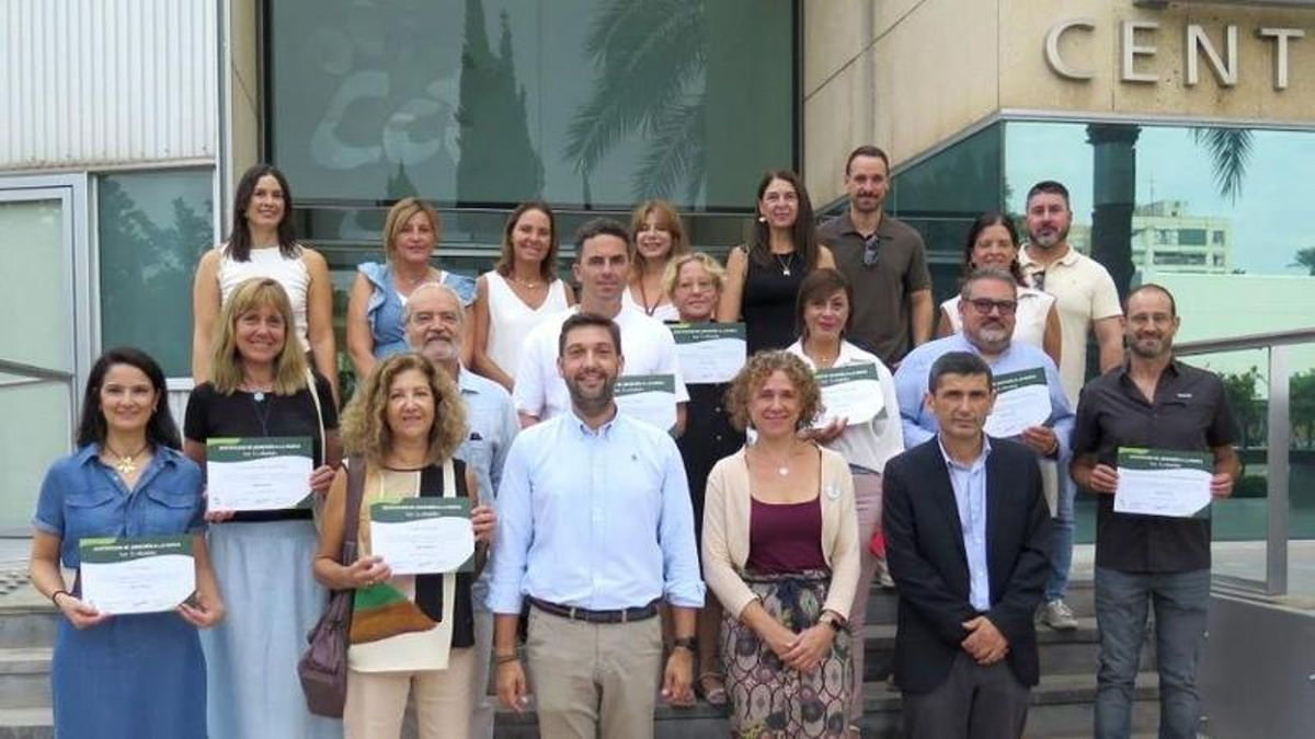 El director general del Instituto de Turismo de la Región de Murcia, Juan Francisco Martínez, junto a los responsables de las empresas certificadas con el sello 'Soy ecoturista'